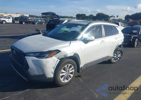 2024 Toyota Corolla Cross Le z USA, uszkodzony, nr VIN 7MUBAAAG8RV091350